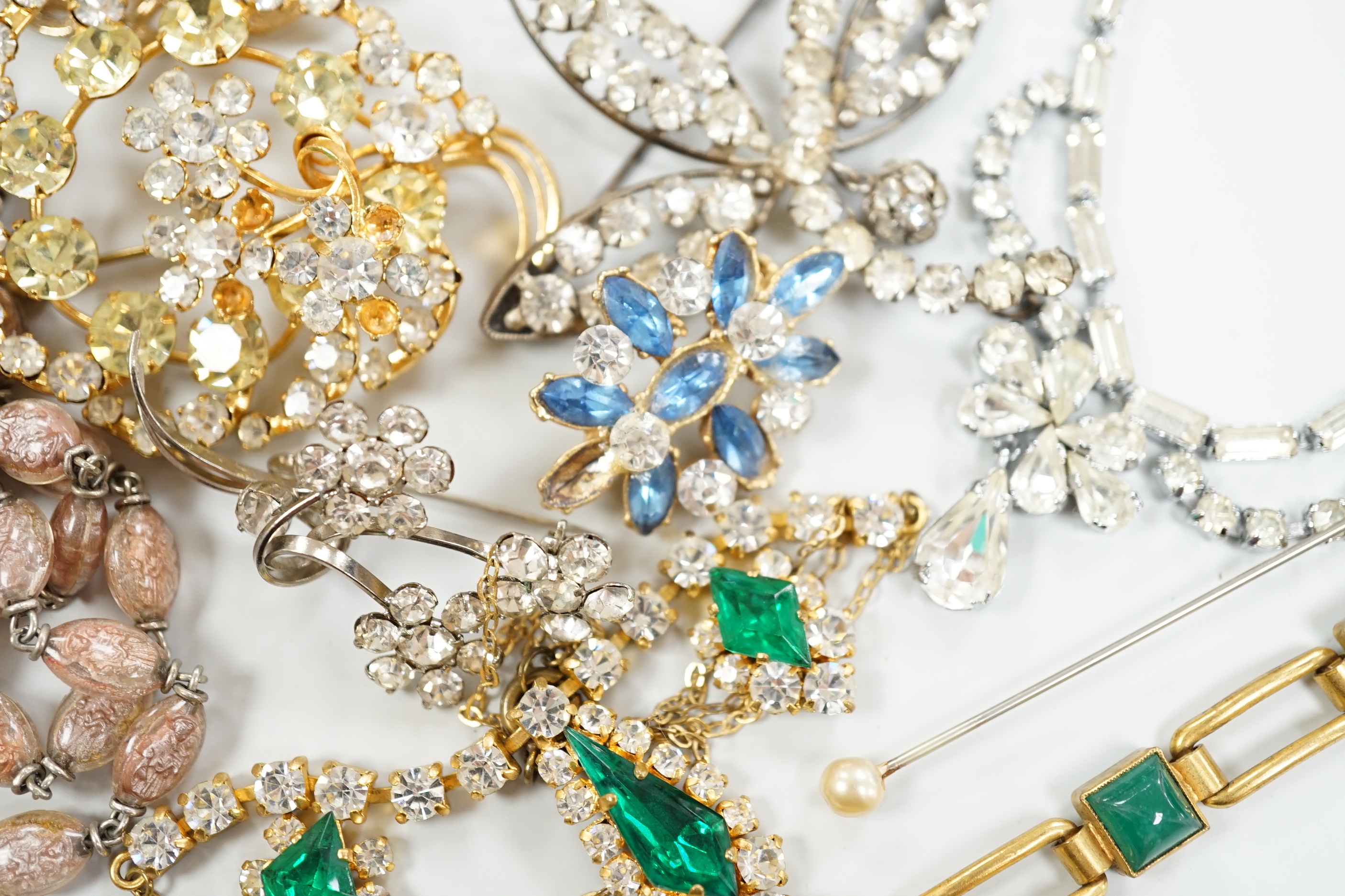 Nine assorted items of mainly white or coloured paste jewellery.